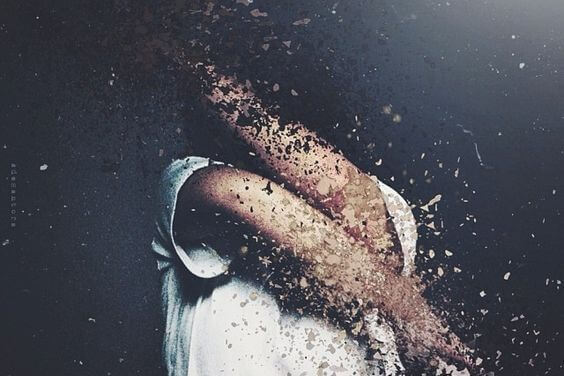 Mujer con depresión cubriéndose la cara