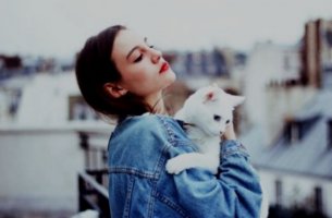 mujer con gato blanco