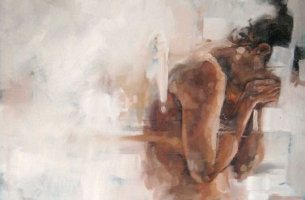 Mujer abrazándose el cuerpo y la cara cubierta