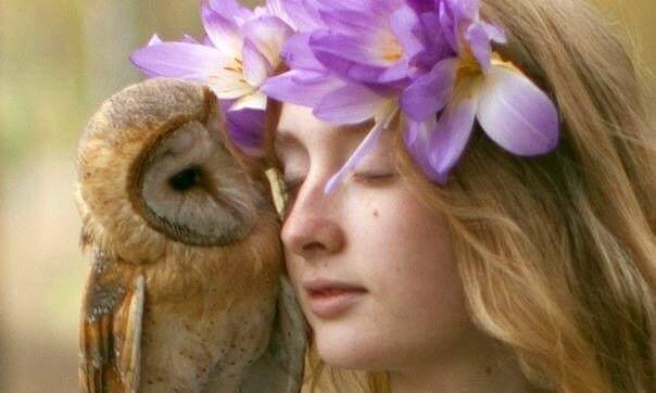 Mujer con una lechuza y los ojos cerrados