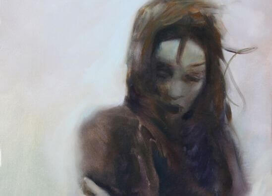 mujer con los brazos cruzados y cabello al aire