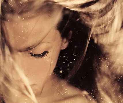 mujer con los ojos cerrados