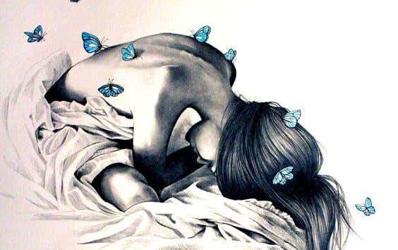 kvinne med sommerfugler på ryggen