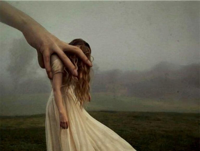 Mujer con miedo, una de las 6 emociones básicas