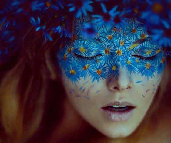 femme avec un masque de fleur bleue