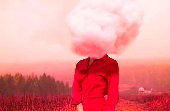 Mujer con una nube en la cabeza