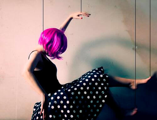 mujer-con-peluca-rosa