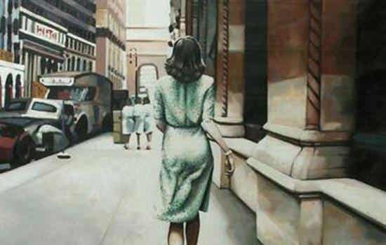 mujer de espaldas andando por la calle