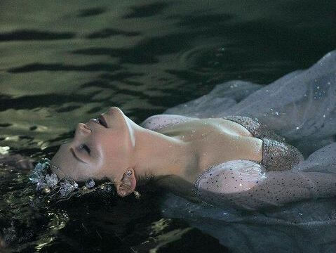 mujer en el agua disfrutando de ser feliz
