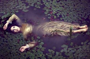 mujer en un río