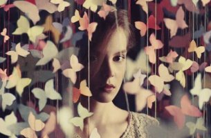 Mujer en una cortina formada por mariposas