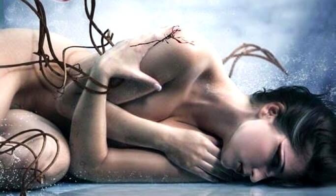 mujer enredada entre ramas