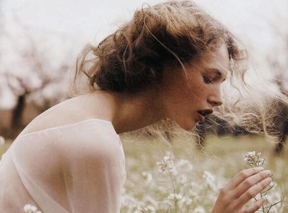 mujer entre flores blancas