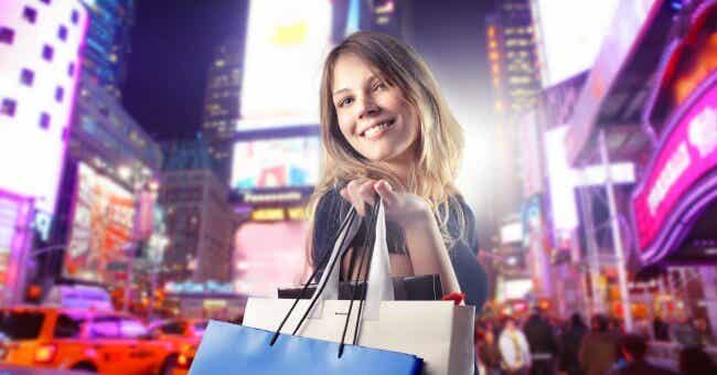 Mujer feliz con sus compras