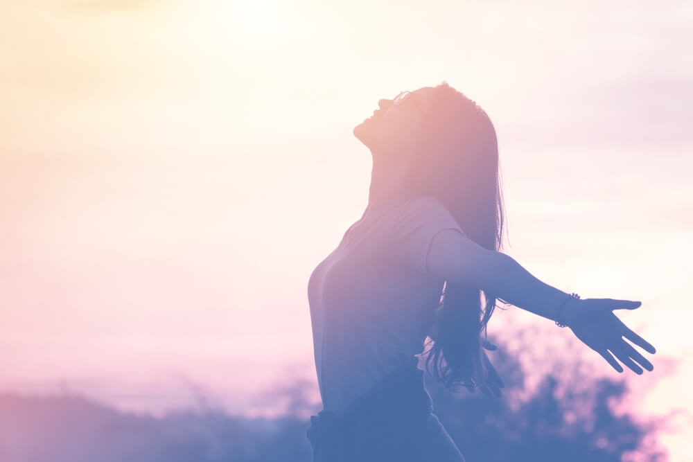 Mujer feliz gracias al empoderamiento personal