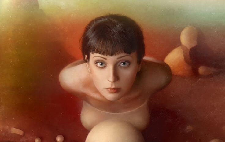 mujer frente a una esfera