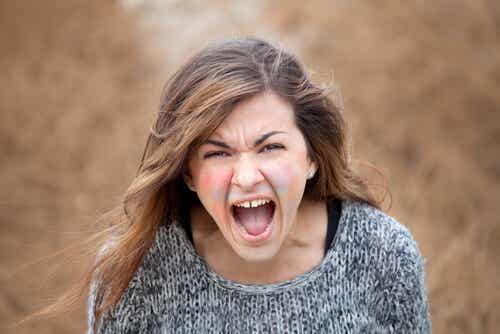 Mujer gritando expresando su rabia y explosiones de ira
