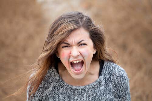 Mujer gritando expresando su rabia representando la intolerancia a la frustración en las relaciones de pareja