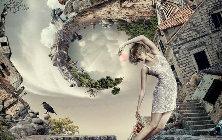 mujer-inclinada-ante-un-cuervo