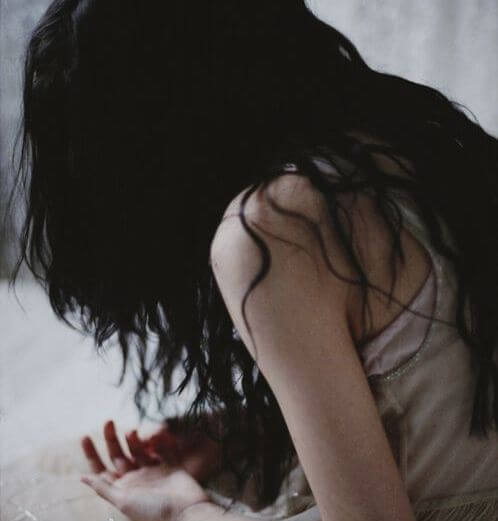 Mujer mirándose las manos