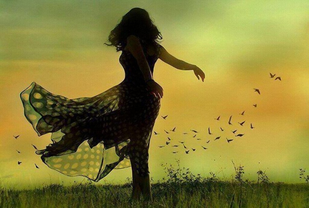 Mujer libre con pájaros