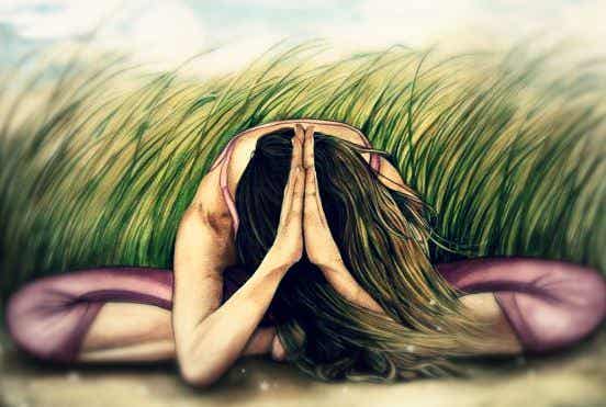 Mujer meditando agachada
