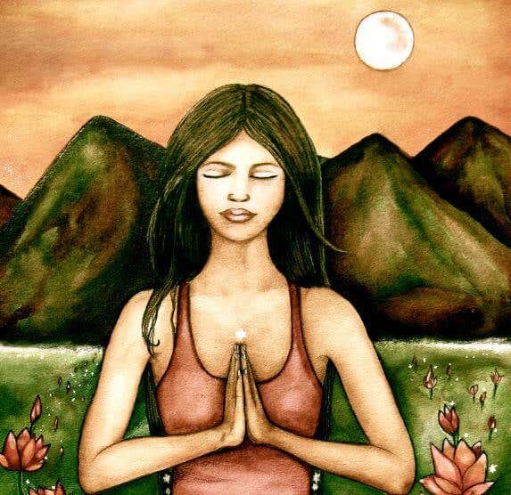 Mujer meditando con la naturaleza de fondo