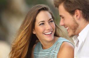 Pareja lanzándose miradas