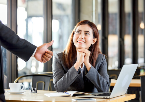 Vrouw die op het werk erkend wordt om haar intrinsieke motivatie