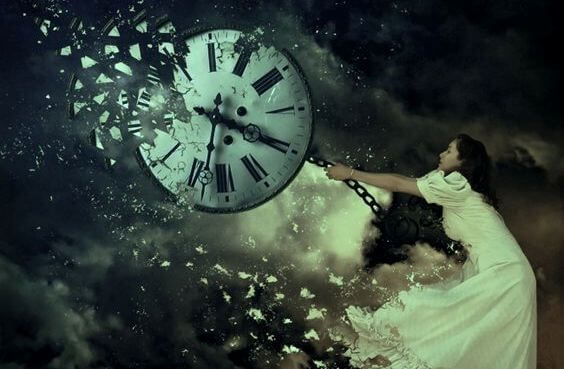 mujer rompiendo un reloj símbolo del pasado emocional