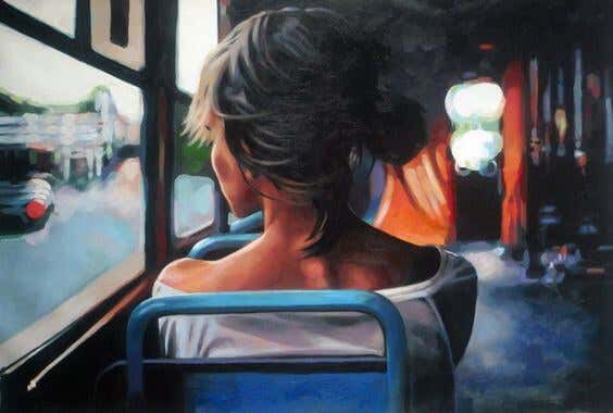 mujer de espaldas sentada en un autobús
