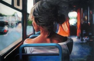 Mujer de espaldas sentada en un autobús