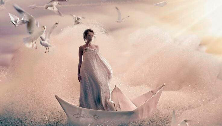 Mujer sobre un barco