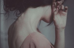Mujer ocultando el rostro buscando una excusa