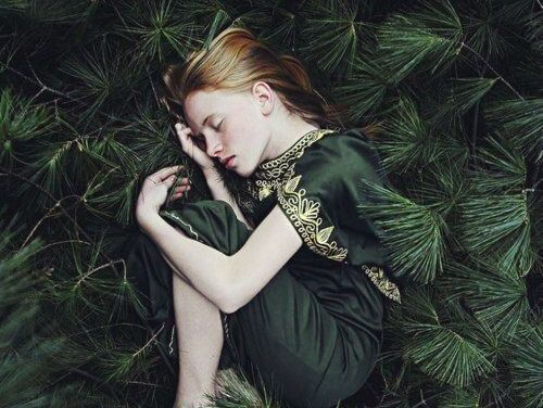 niña entre naturaleza
