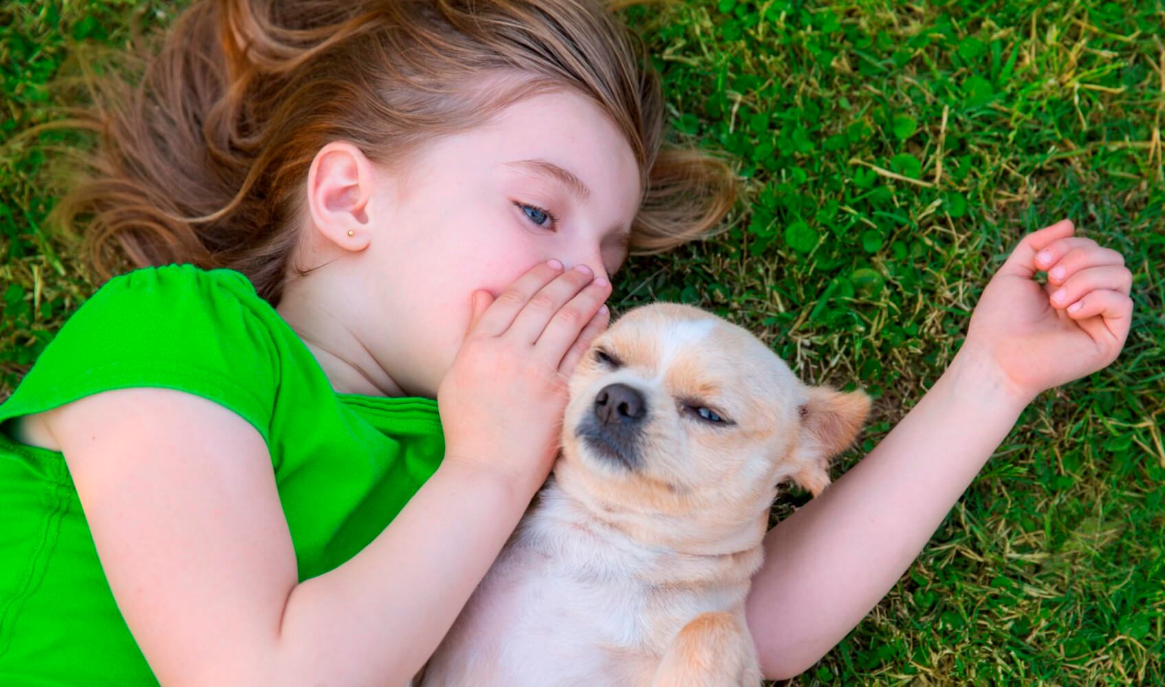 niña susurrándole a su perro