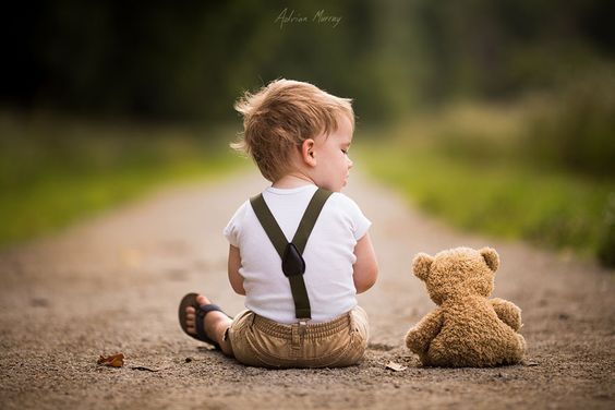 niño con un osito