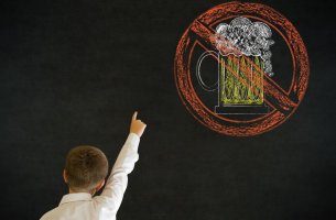 Niño señalando cerveza prohibida