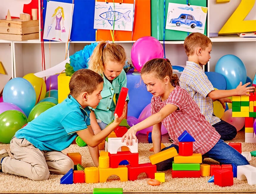 Niños jugando con bloques