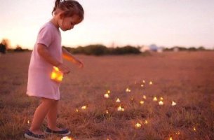 niña cogiendo luces del campo