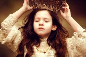 niña con corana