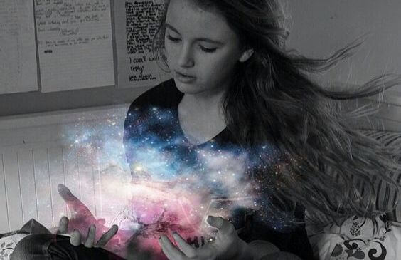 niña con luz del universo en las manos