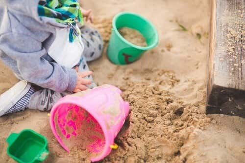 Dziecko bawi się w piaskownicy