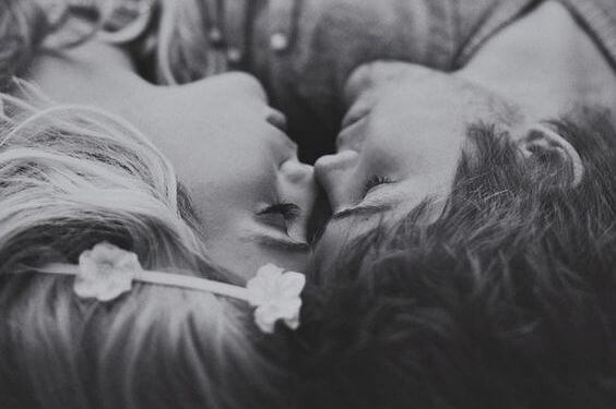 Pareja con la cabezas juntas