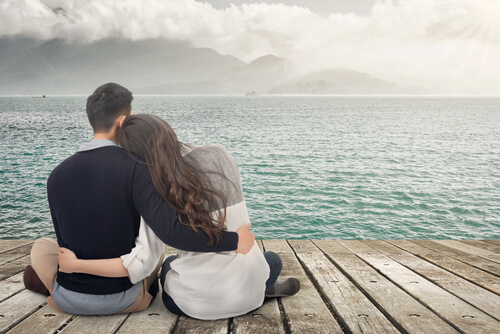 PAreja abrazada disfrutando del amor crepuscular