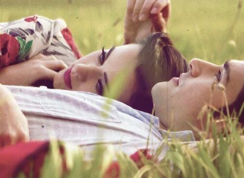 pareja abrazada en el campo