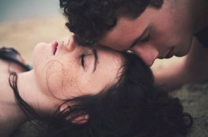 pareja acostada