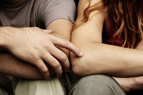 Ręka kobiety i mężczyzny siedzących obok siebie - gdy ktoś nie chce cię stracić