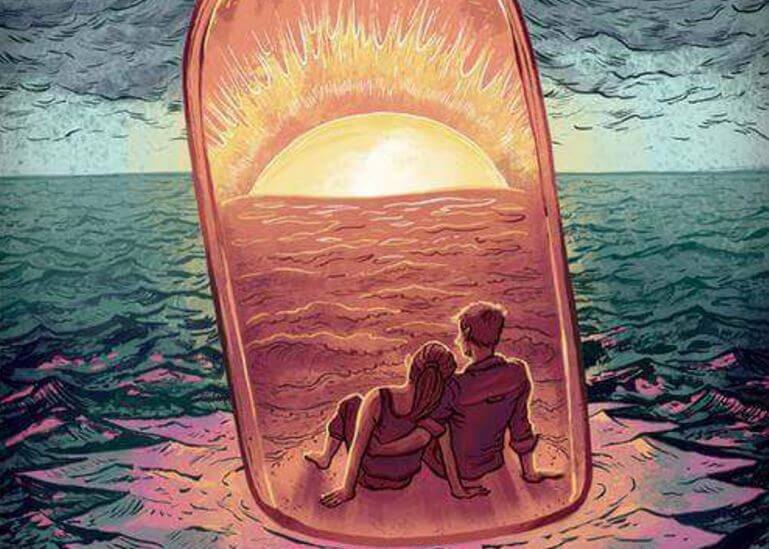 Pareja en crecimiento dentro de una botella en el mar
