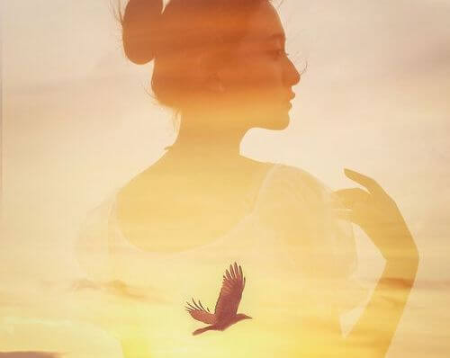 perfil femenino con pájaro en el medio